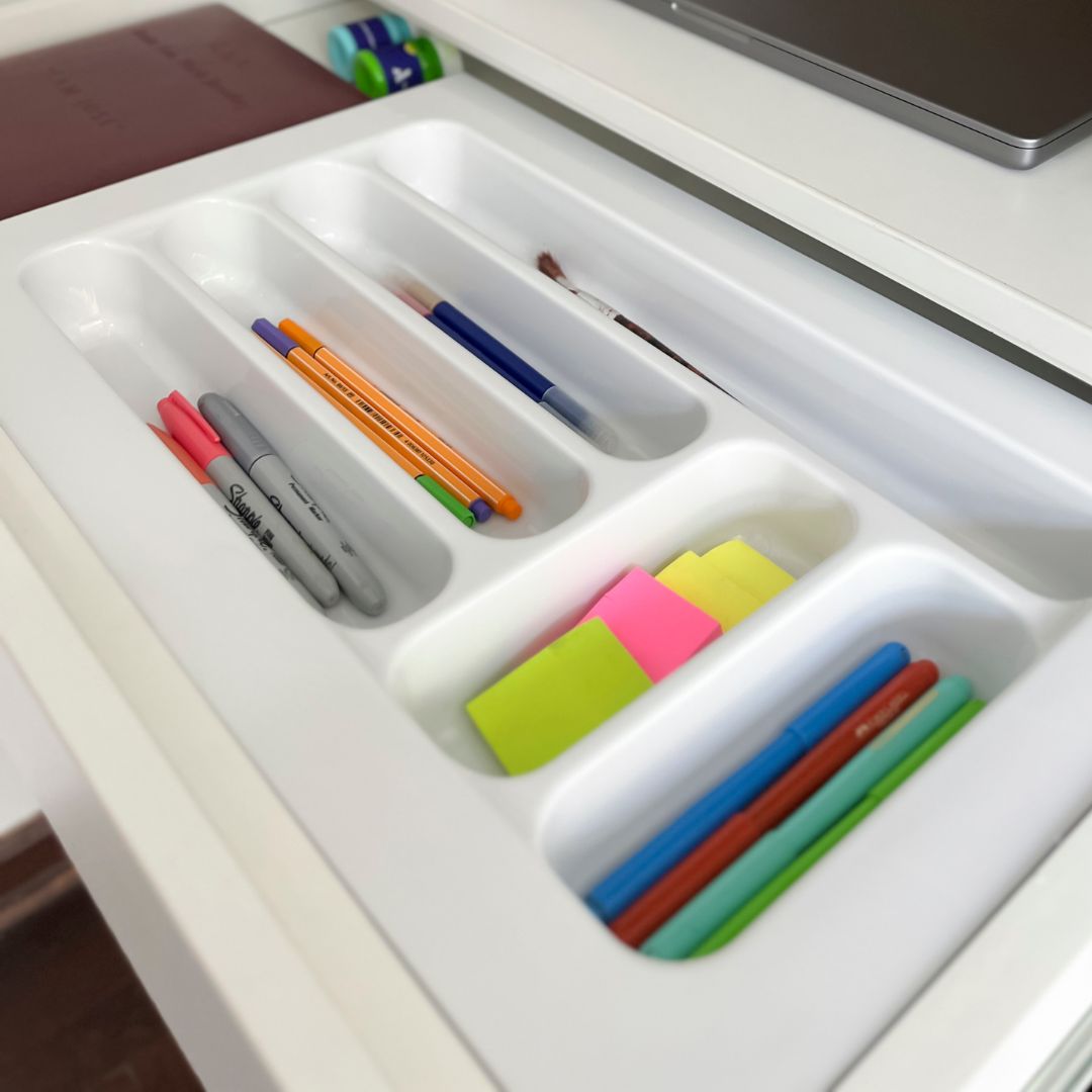 organizador de 6 espacios color blanco dentro de un cajón de escritorio de oficina.