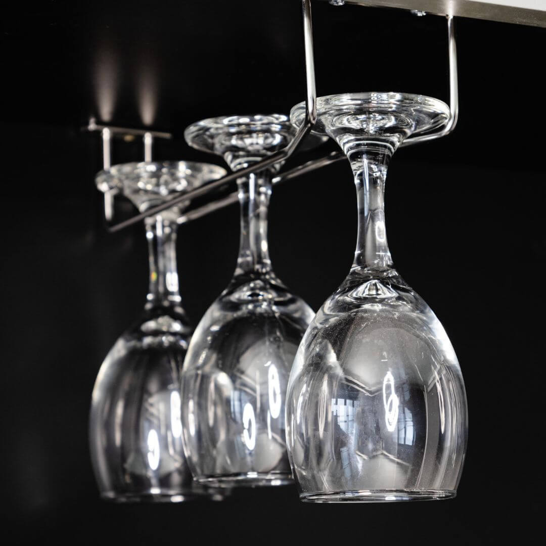 3 copas de vino sujetadas en un copero de acero inoxidable