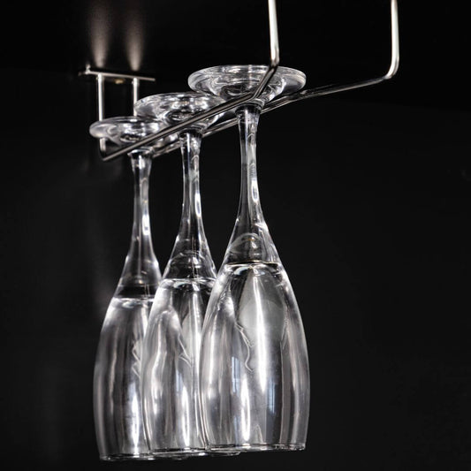 colgador de acero inoxidable para copas de base 7 cm instalado en mueble negro