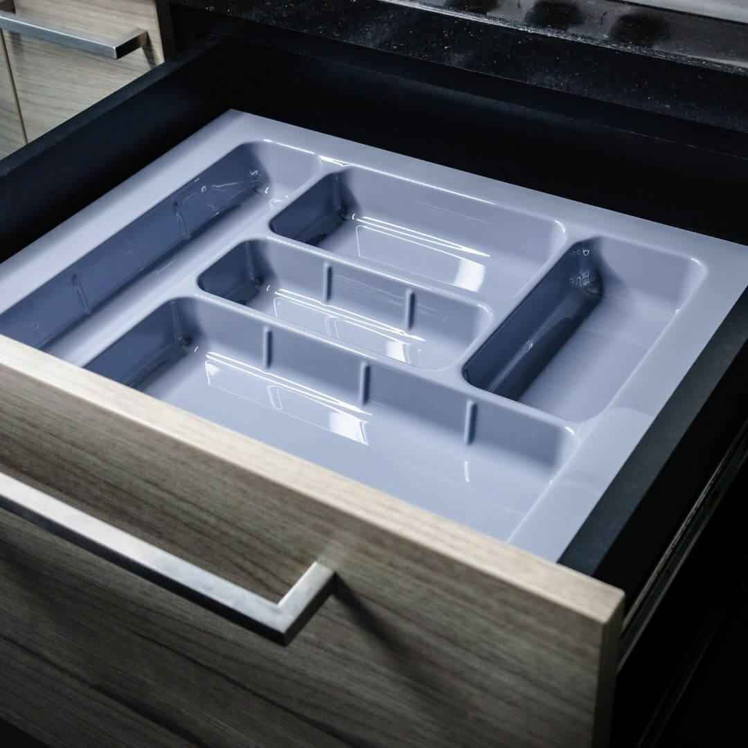 cubertera gris vacía dentro de un cajón de cocina